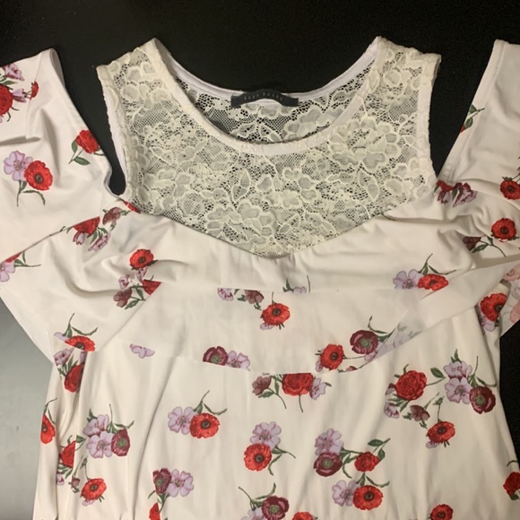 Floral Cold Shoulder Suzy Shier Top - M/M - Picture 4 of 4